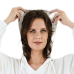 Девушка лицом к камере, с манекеном для проектирования одежды